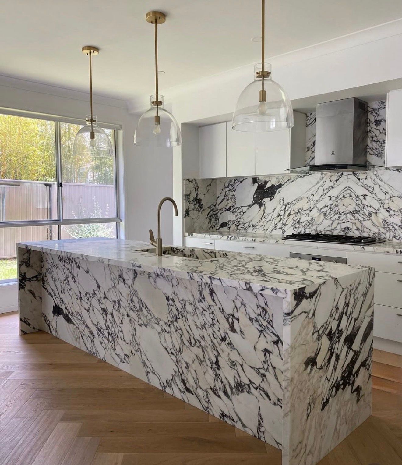 Marble kitchen island and backsplash